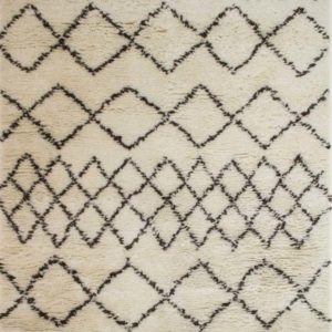 Handgeknüpfter, naturbelassender Teppich aus Schafschurwolle in in traditioneller Beni Ourain Optik.
