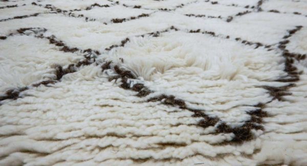 Handgeknüpfter, naturbelassender Teppich aus Schafschurwolle in in traditioneller Beni Ourain Optik.
